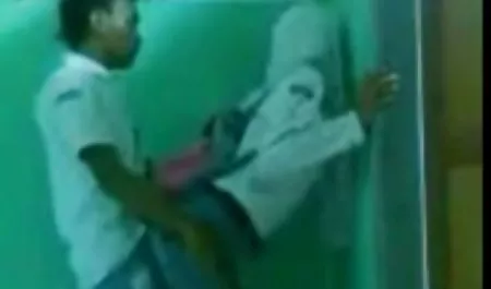 வைர Flores மற்றும் செக் குளியலறை தான்யா டேட் பொது செக்ஸ்