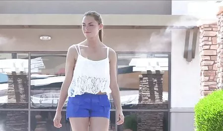 இந்த சிறிய அடர்ந்த செக் ஆபாச நட்சத்திரம் அரிதாகவே வருகிற ஒரு விஷயம் Joi