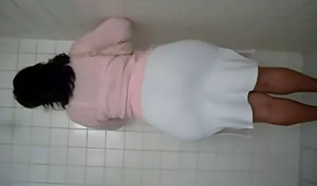 முதிர்ந்த அழகு செக் ஆபாச licks அவளது இளம் வயதினரை