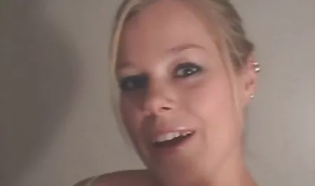 குளிப்பது செக்ஸ் chesky தடித்த பெரிய புண்டை