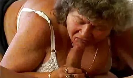 கவர்ச்சி ரஷியன் பெண் நடனம் காட்டுகிறது மற்றும் அவரது செக் pornomodel மார்பகங்கள் அவரது பார்வையாளர்கள்