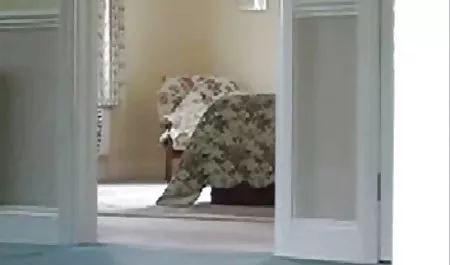 தனி உச்சியை மற்றும் ஒரு குழந்தை கேலி செக் ஆபாச குழு அவரது asshole