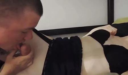 கேலி, பொன்னிற பிரஞ்சு, stroking செக் பெண்கள் பணம் சேவல் ஒரு படுக்கையறை