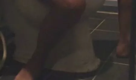 இளம் அழகு பக்டரி லியோன் அவளது நாக்கு முன் செக் உடல் ஆபாச இரு இரு-எஸ்ஐ Ura