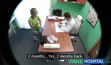 அழகான பள்ளி எல்லி உயர்ந்தது மயிரடர்ந்த செக் paino