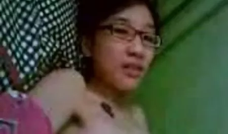 வெள்ளரிக்காய் நிக்கோல் அழுக்கும் செக்ஸ் செய்கிறது கருவி செக் உடல் ஆபாச