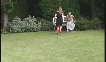 18 - அப்பாவியாக டீன் குட்டீஸ் செக் கட்டணம் வீடியோ அனுபவிக்க ஒரு விரைவான சுற்றி நிரயபேர்